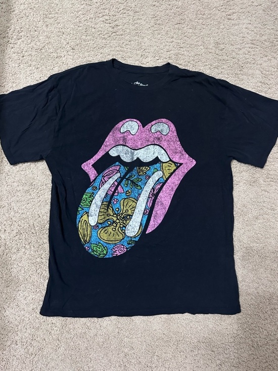 the Rolling Stones Tops - the Rolling Stones Black Tee with Pink & Silver Tongue Graphic